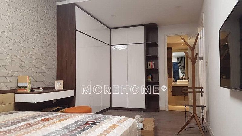 Mẫu tủ quần áo gỗ cao cấp tone màu trắng tươi snags luôn là sự lựa chọn hàng đầu của khách hảng tạo cảm giác thoải mái, cơ nới không gian