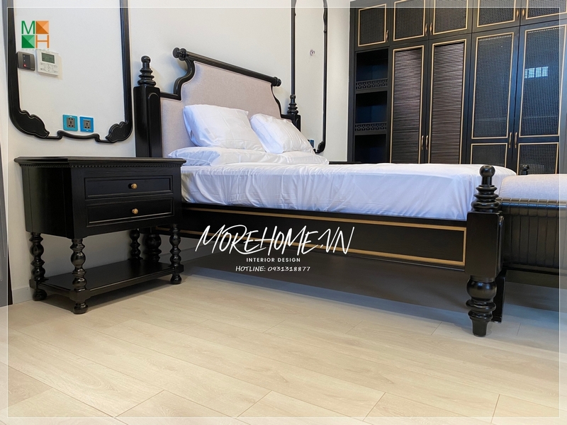 Thi công tab đầu giường gỗ tự nhiên màu đen mang đến không gian sống gần gũi, mộc mạc và khác lạ nhờ vào sự kết hợp màu sắc tinh tế
